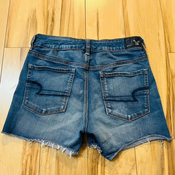 American Eagle Medium Wash Denim High Rise Shortie Shorts Womens Size 8 Raw Hem - Picture 7 of 7